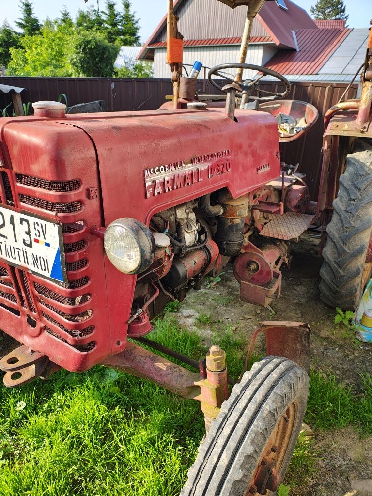 Vând Tractor Farmall 320 an fabricație 1952.