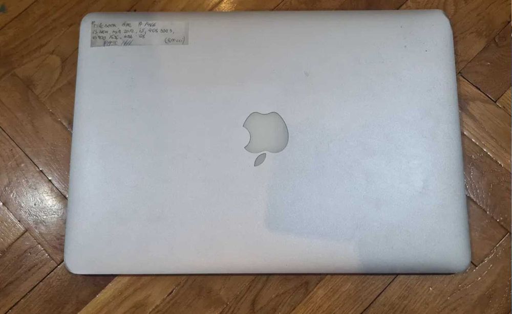 Vând MacBook Air 13 inch, model A1466 (EMC 2924)