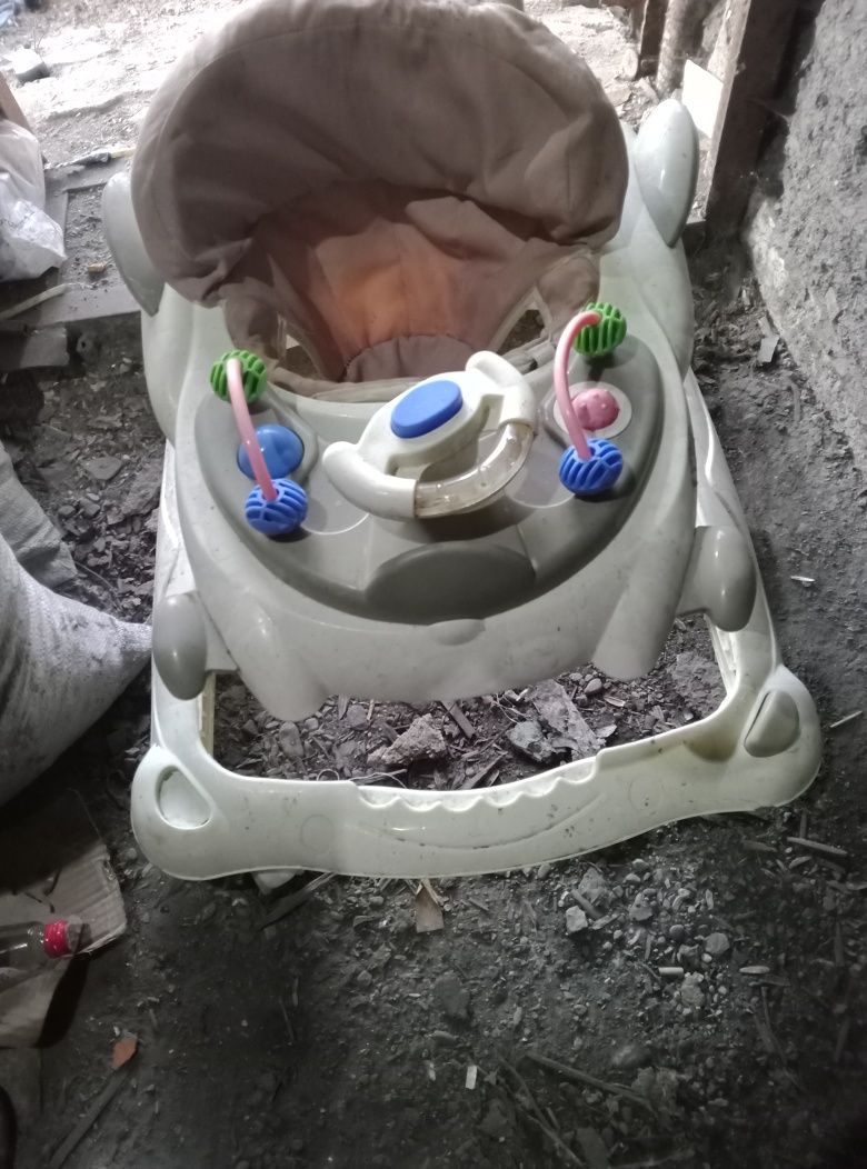 Продам ходунки И Детскую ванночку