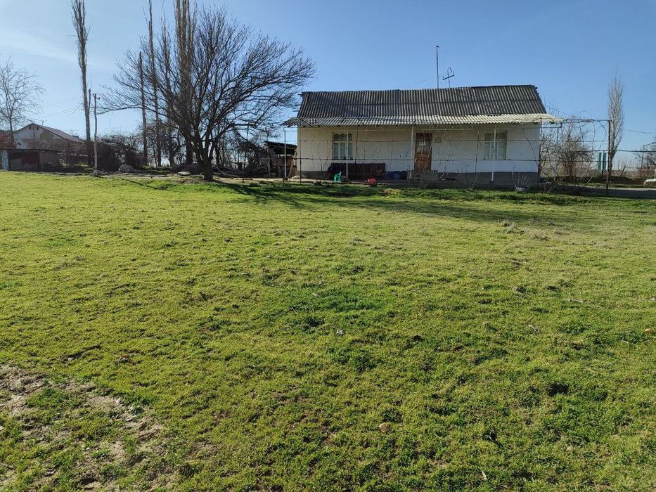 Uy joy sotiladi srochni 1 sotigi 2200$ dan