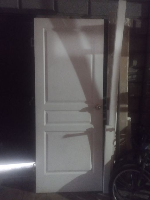 Продам межкомнатные двери в отличном состоянии  цвет белый