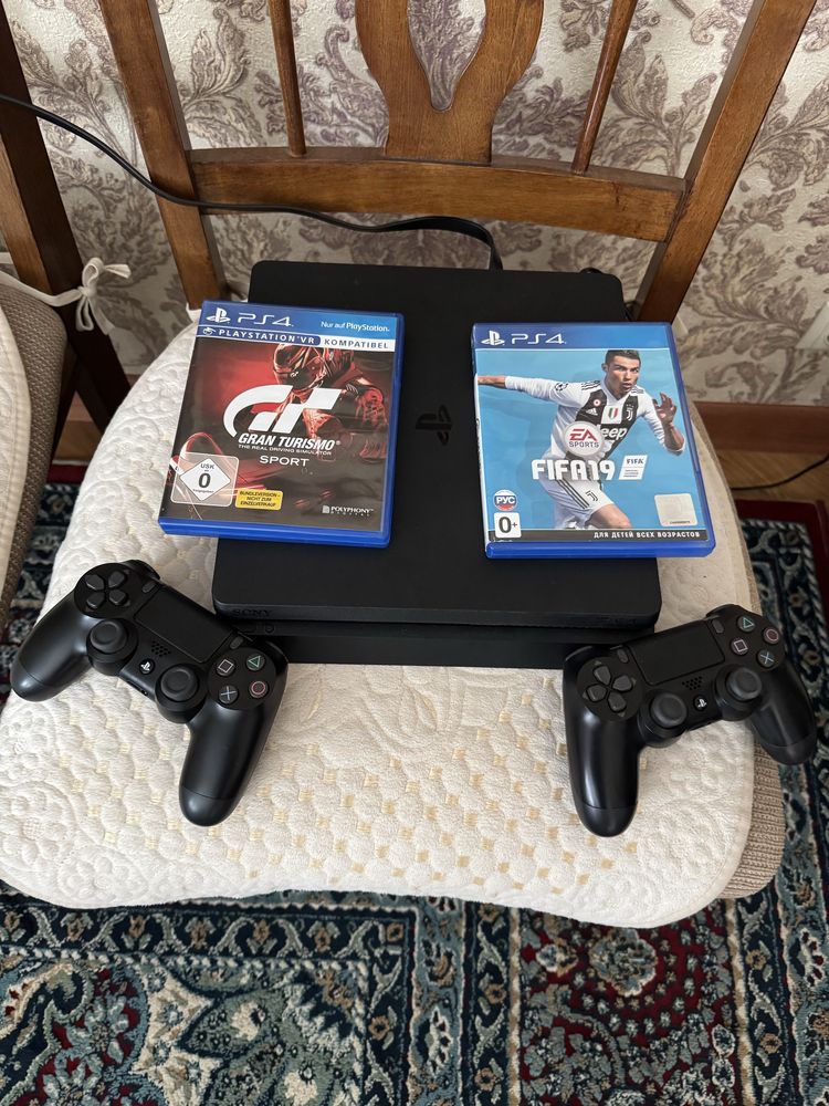 “PS4 Slim 1TB (3-я ревизия) в идеале + 2 DualShock 4 и 8 топовых игр