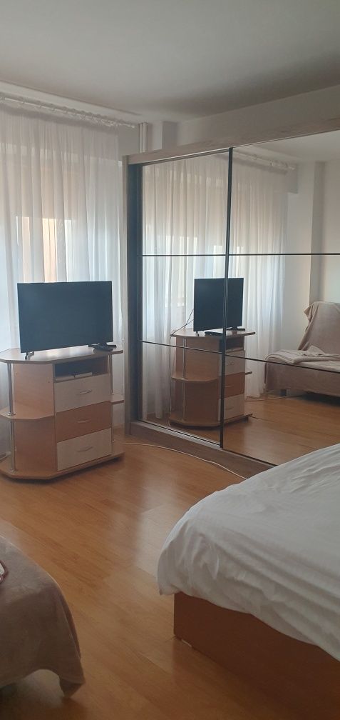 Închiriez garsoniera