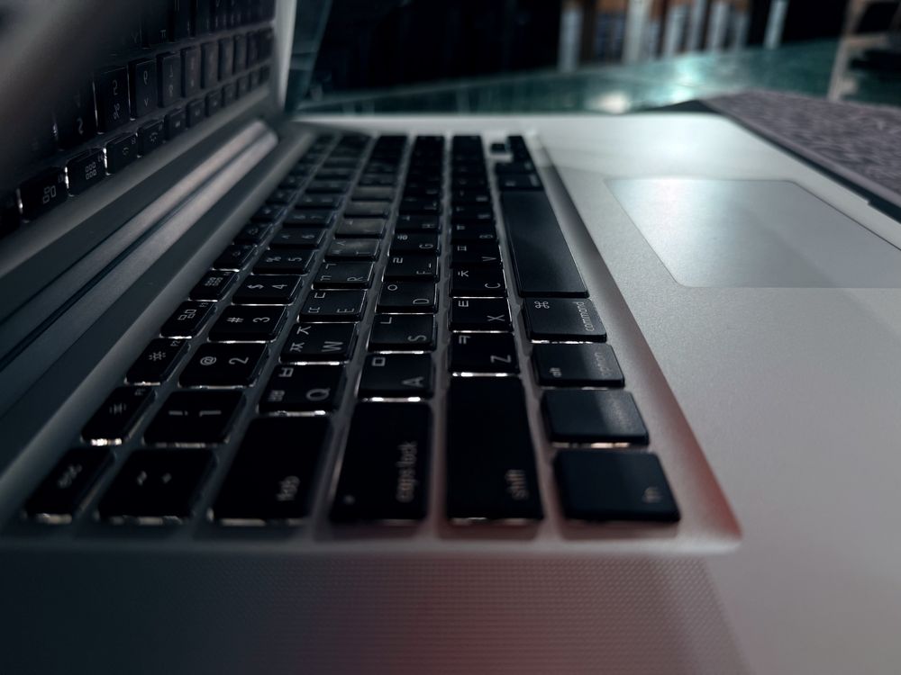 Macbook Pro intel core i7 8/740GB yaxshi holatda