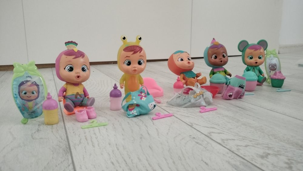 Păpuși Cry Baby și Barbie