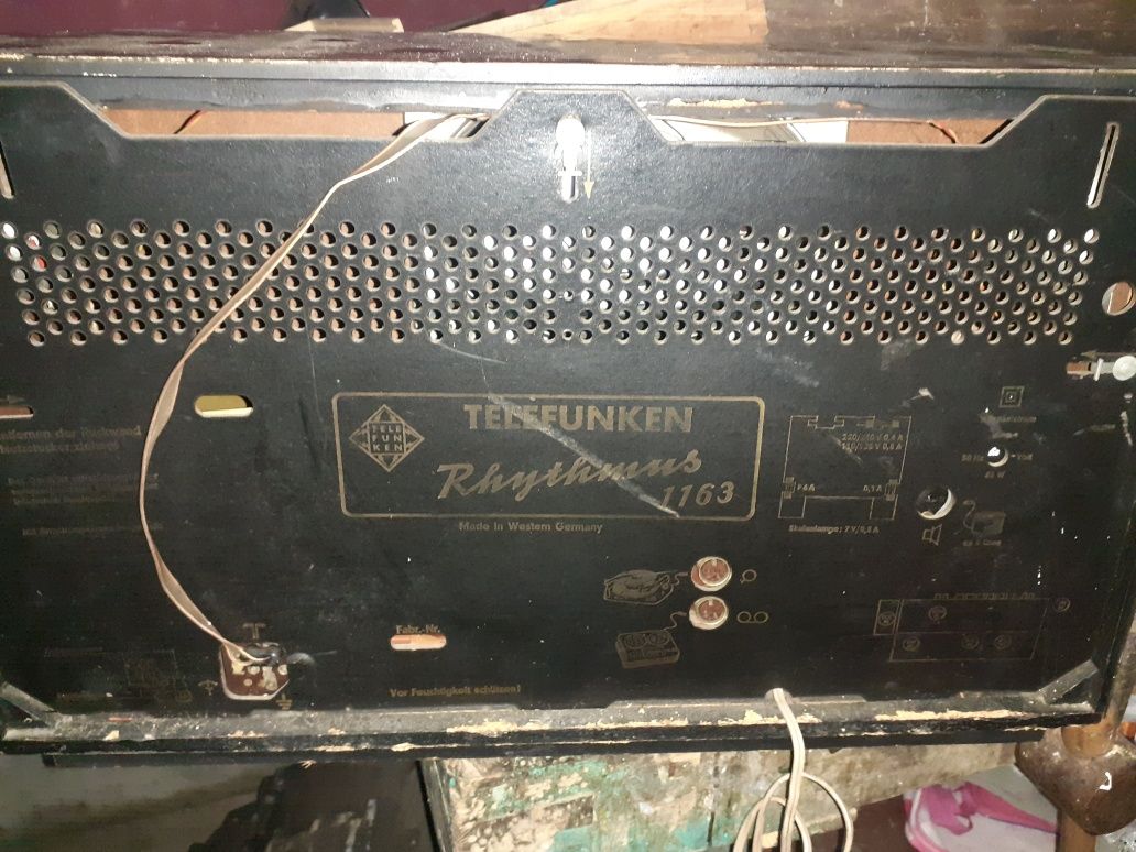 Radioul Teleefunken vechi instare buna