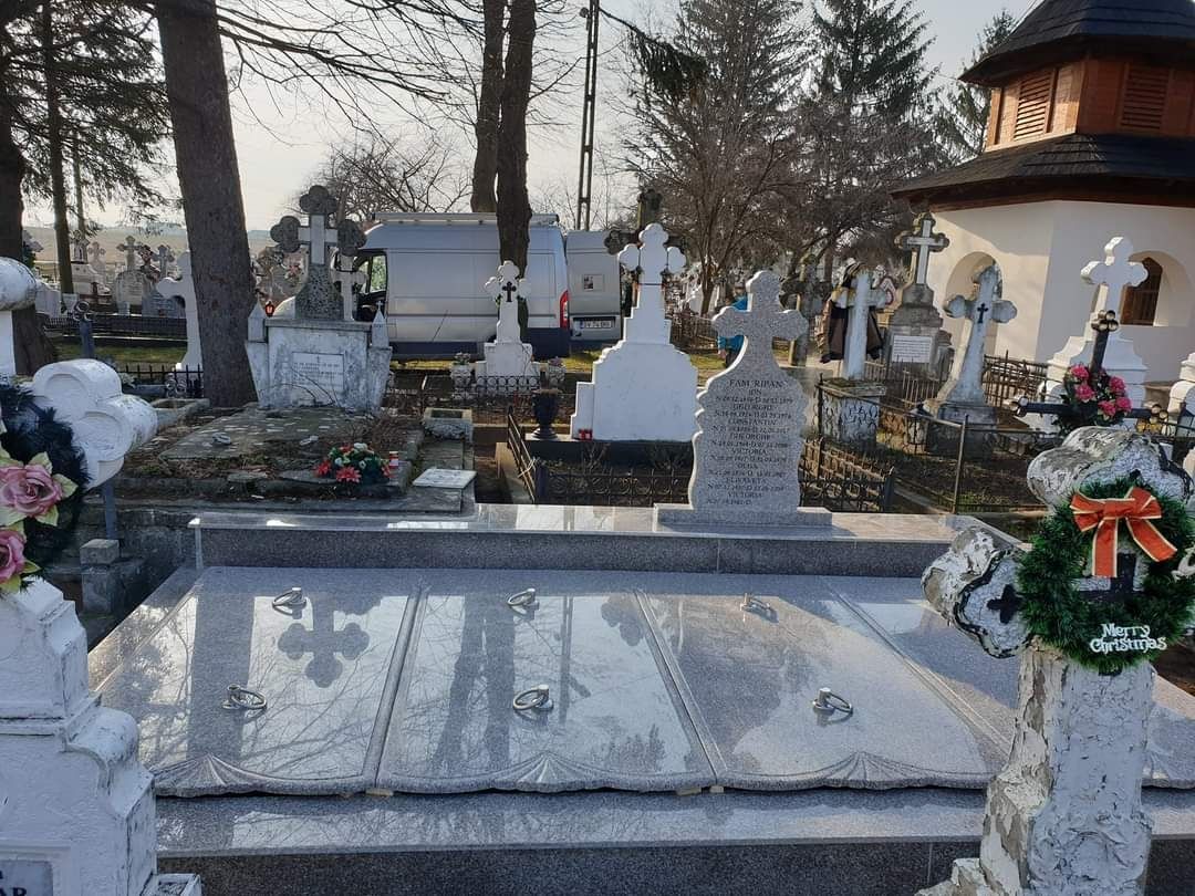 Ultimul Omagiu, executat cu grija - Crăciun și monumente durabile