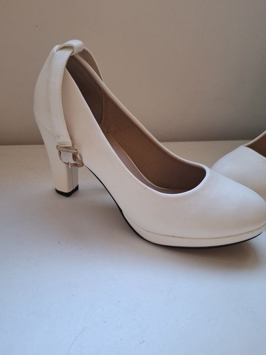 Бели обувки на ток