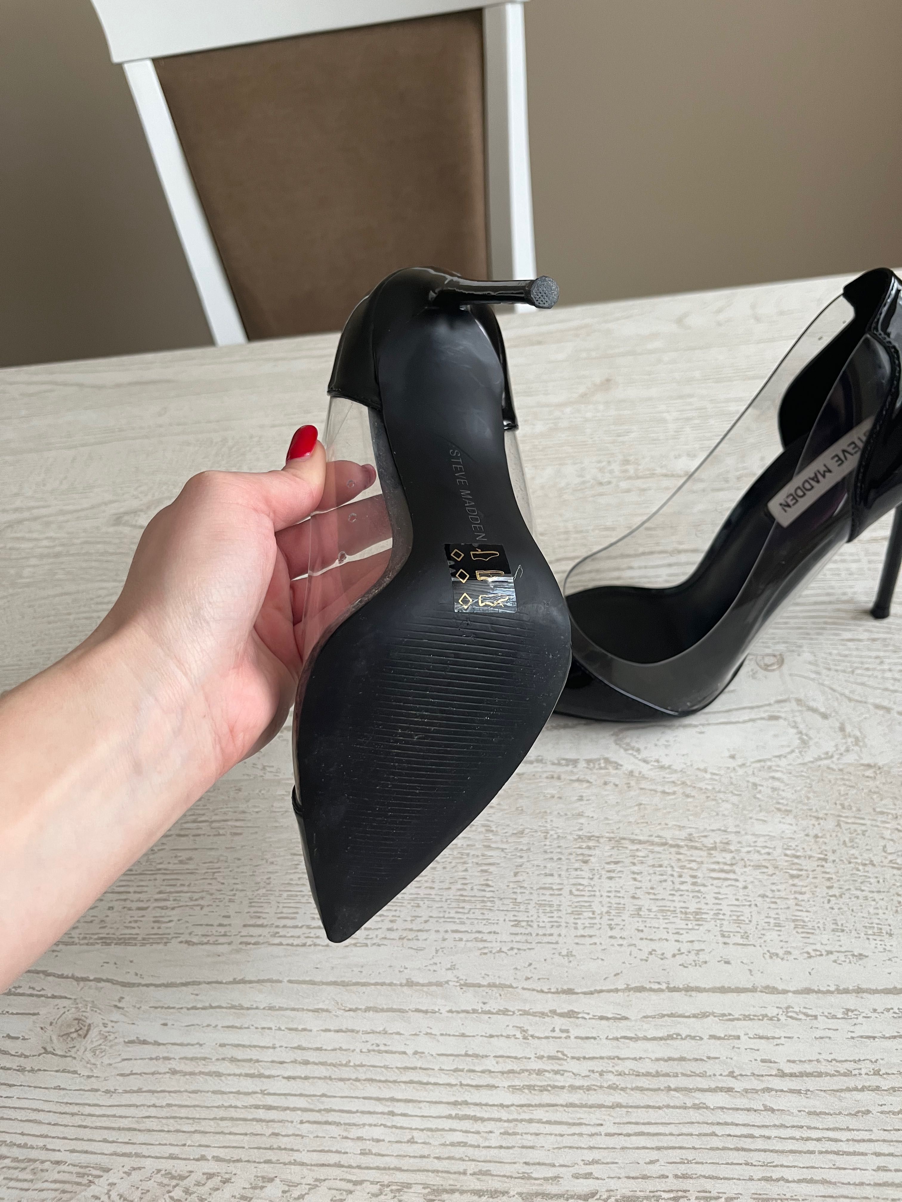 Чисто нови елегантни дамски обувки