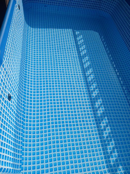 Piscină nouă scoasă doar pentru poză