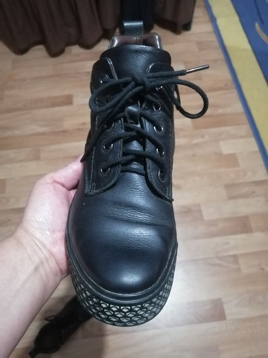 Продам осенние кожанные ботинки