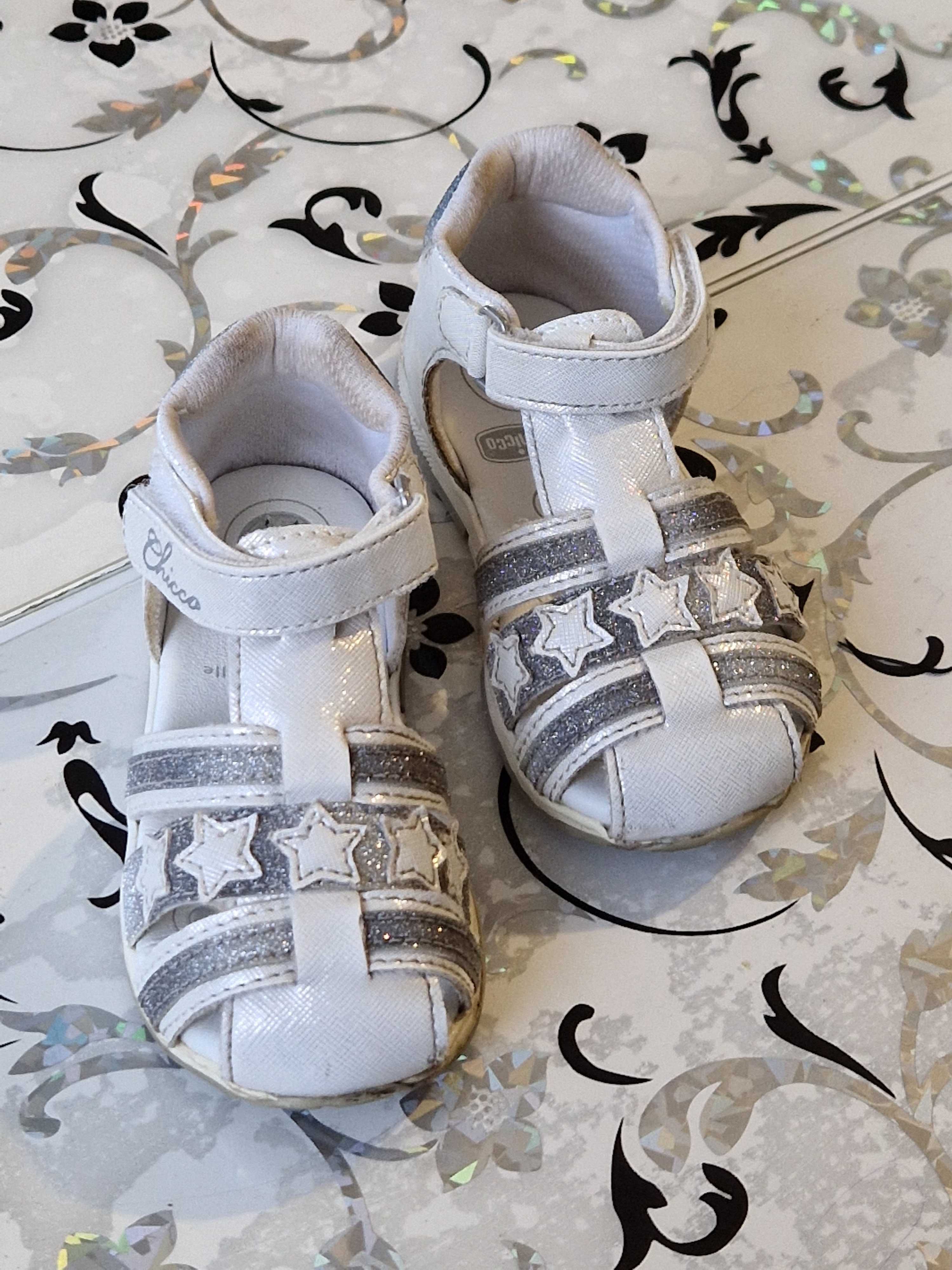 Бели сандалки Chicco