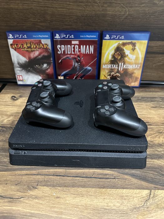 PS4 pro + 2 controller-a+ mortal kombat 11+ spider- man+ God of War Re