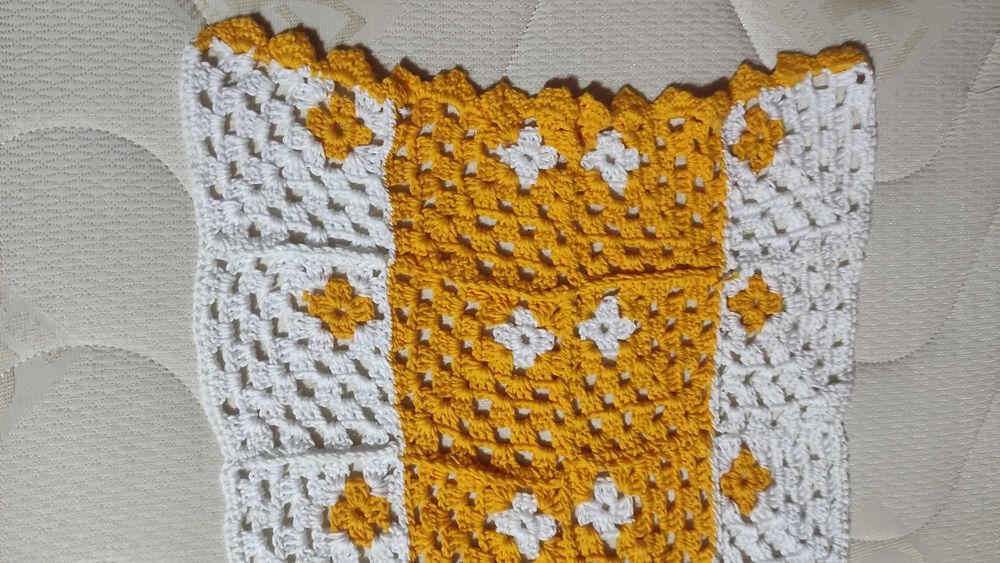 Дълъг двуцветен тишлайфер плетен на една кука