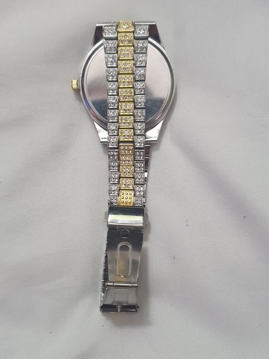 Ceas cu pietre Zarconiu.