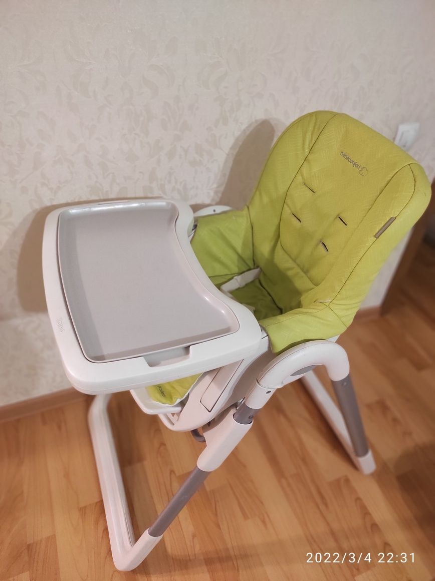 Продам детский стульчик и аксессуары для кормления.