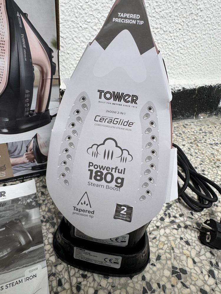Парна Ютия Tower T22008RGVDE – Мощна Ютия 2400W за Бързо Гладене!