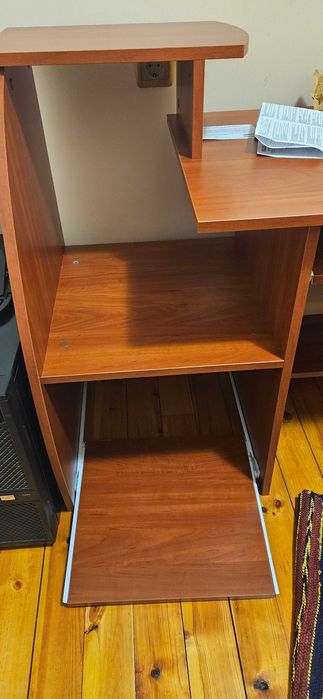 Офис бюро + въртящ се стол към него