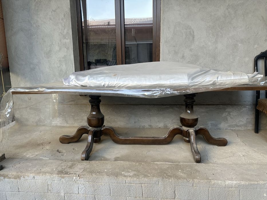 Holati yaxshi stol sotiladi