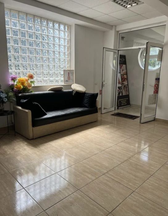 Închirieri loc Coafor, manichiura, și pensat.