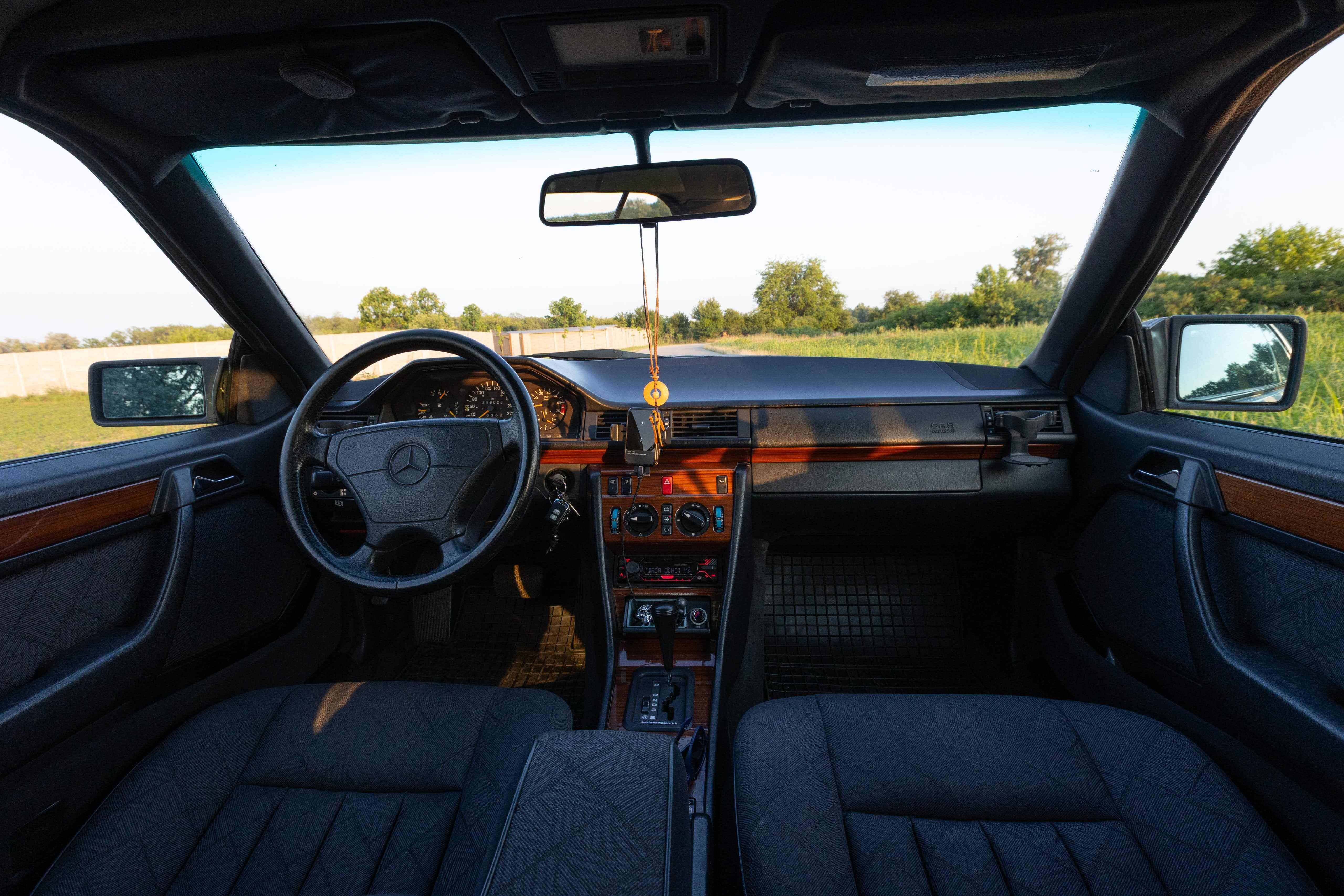 Mercedes-Benz W124 Coupe Monoblock Aut - Vehicul istoric ft intretinut