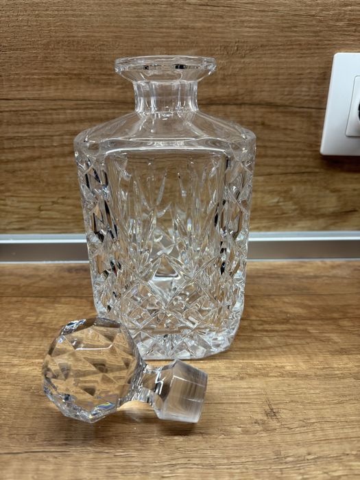 Стъклен декантер за алкохол