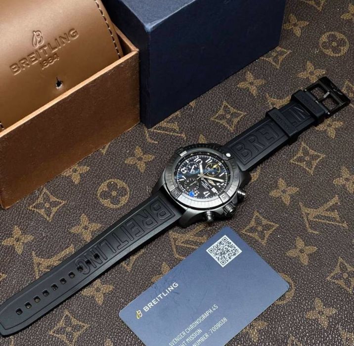 Breitling avenger chronograph night mission || пълен комплект.