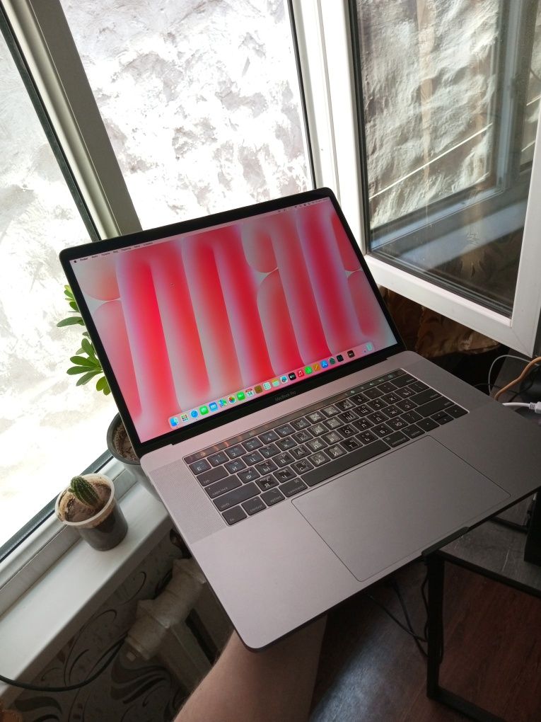 Apple MacBook PRO 15. i7/16/256/ ideal. True Tonе/Touch Bar/Touch ID.