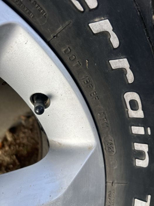 Гуми с джанти от Нисан навара 2008г.