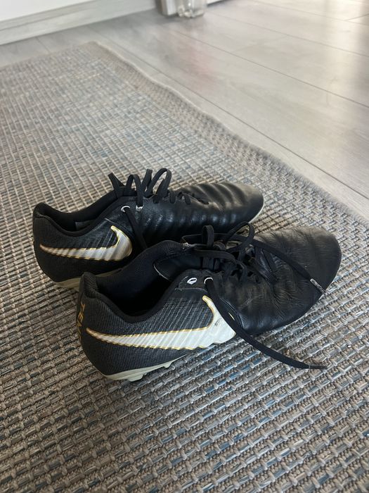 Vând crampoane ,nike Tiempo.