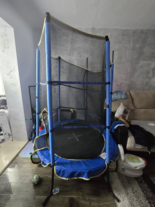 Vând trambulina este in stare bună