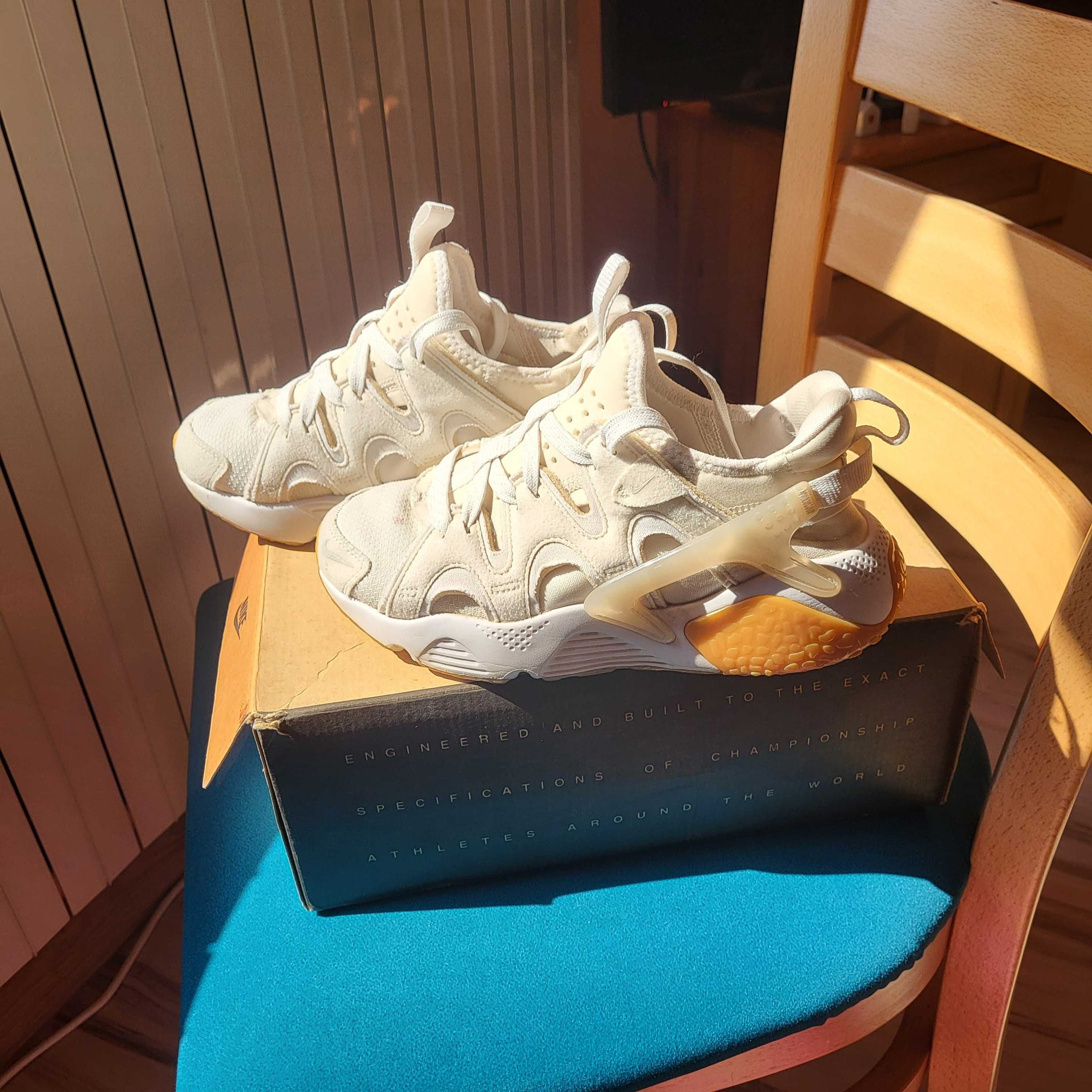 Бели летни маратонки с бежово на подметката NIKE 36,5 / дамски/детски