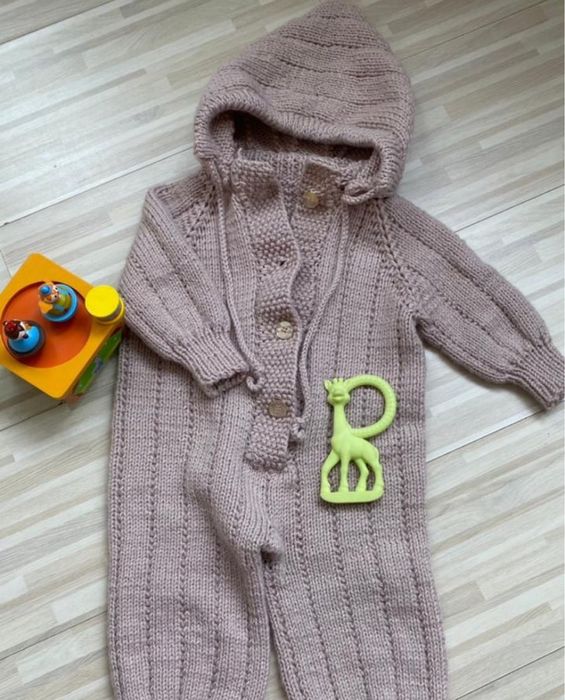 Продам детский комбинезон вязанный