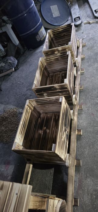 Trenulețul decorativ din lemn, lucrat manual, cu 3-5 vagoane la comand