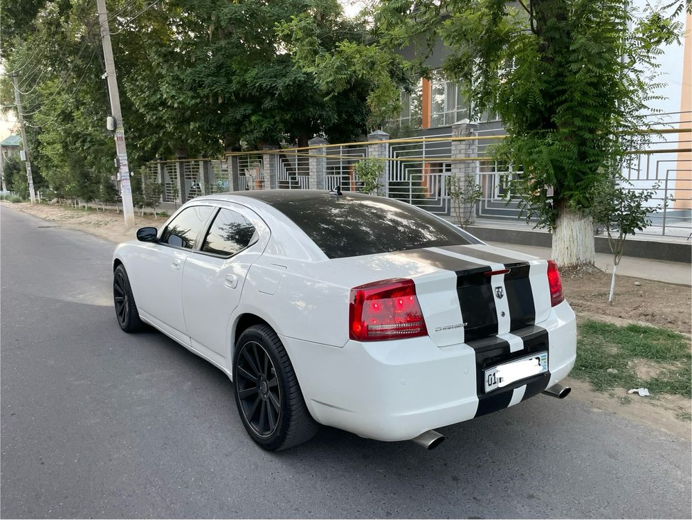 Dodge charger sotiladi