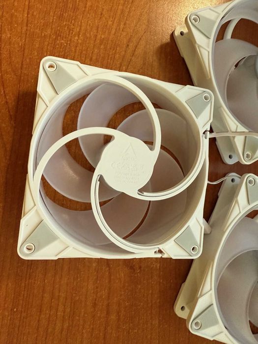 Arctic вентилатори P14 PWM PST A-RGB бели 140мм с ARGB светлини 3 броя