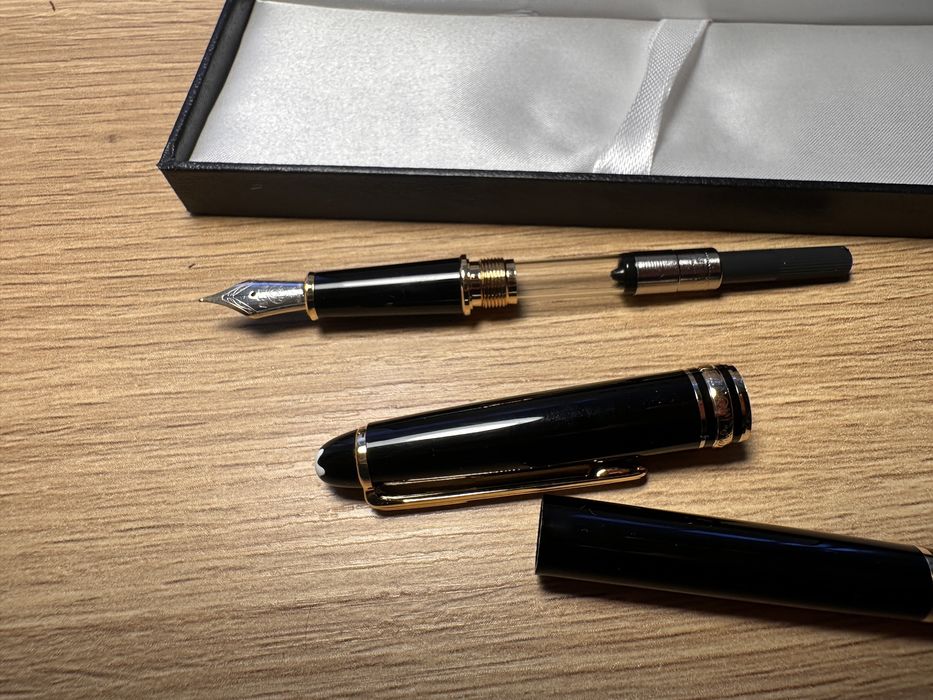 Stilou Mont Blanc negru cu auriu, penita aurie si argintie, rezerva/ce