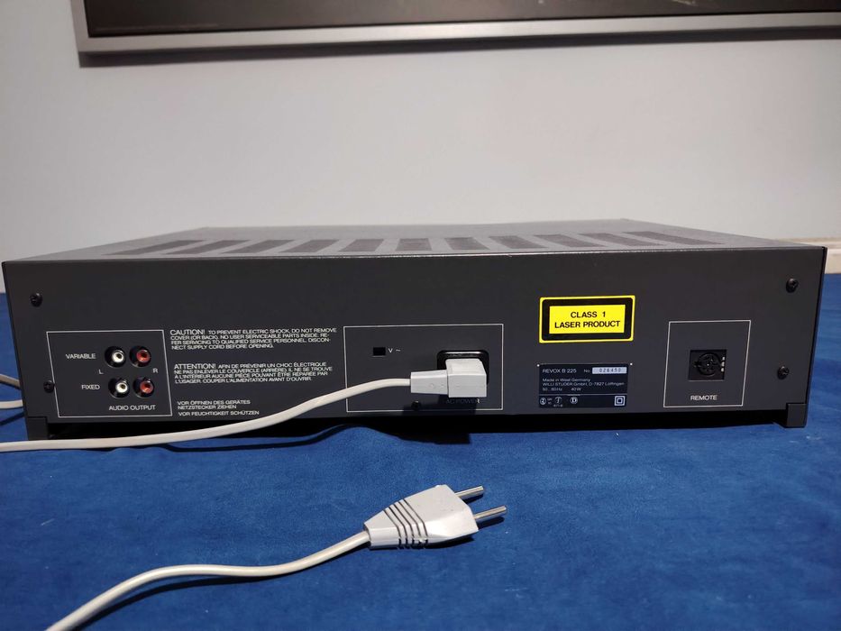 REVOX B 225 Compact Disc Player, cu defect muzica se aude cu barait.