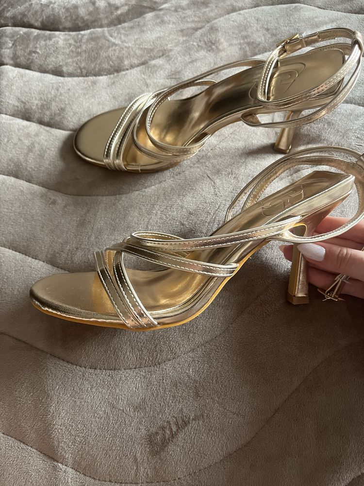 Чисто нови сандали с ток Rose Gold