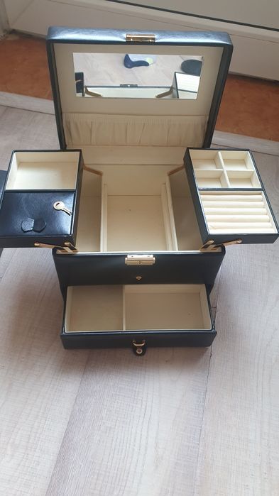 Cutie bijuterii din piele cu cheiță