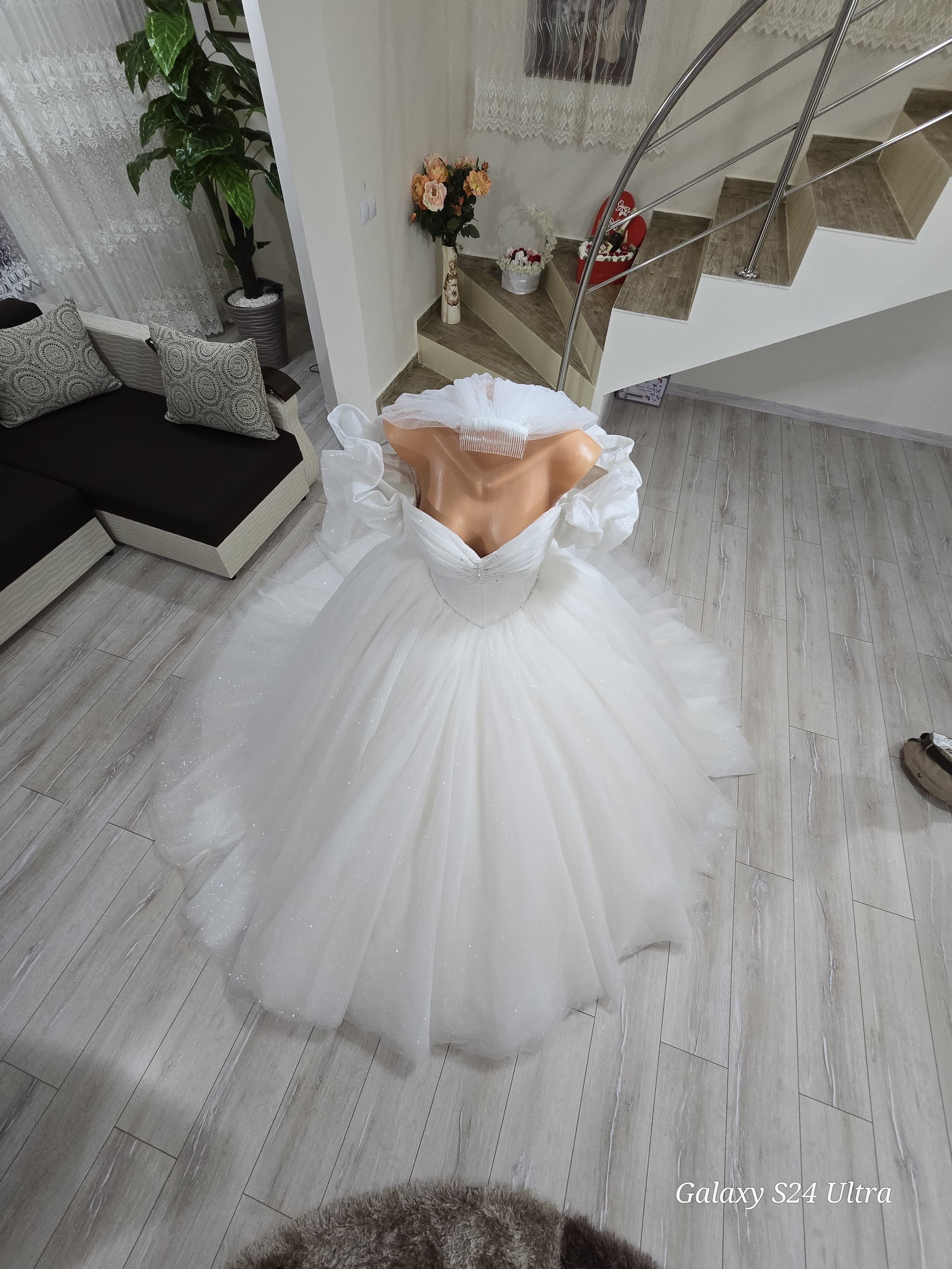 Se vinde rochie de mireasă + voal  , si costum de mire.