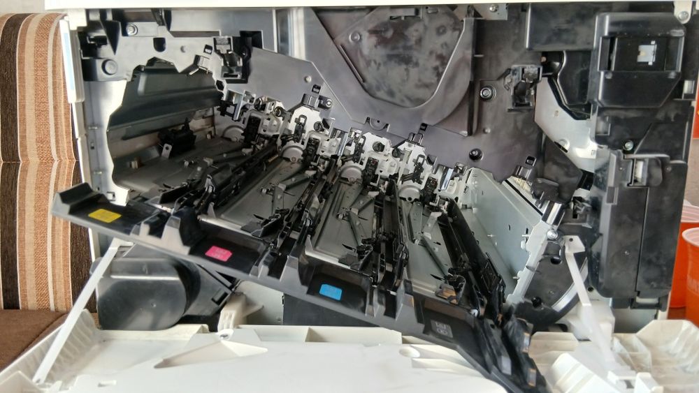 Принтер HP Color laser Jet enterprise M552.