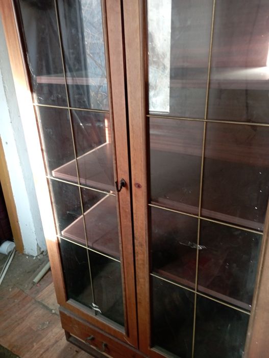 Шкаф книжный,очен удобный,журналы, книжки хранить, посуду,вазы хранить