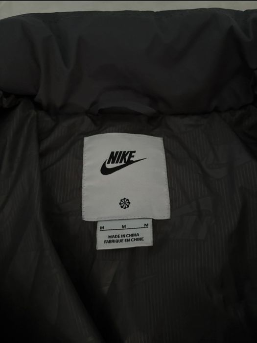Geaca nike pufer ,mărimea M ,dar merge si L .ATENTIE CULOARE GRI!!!