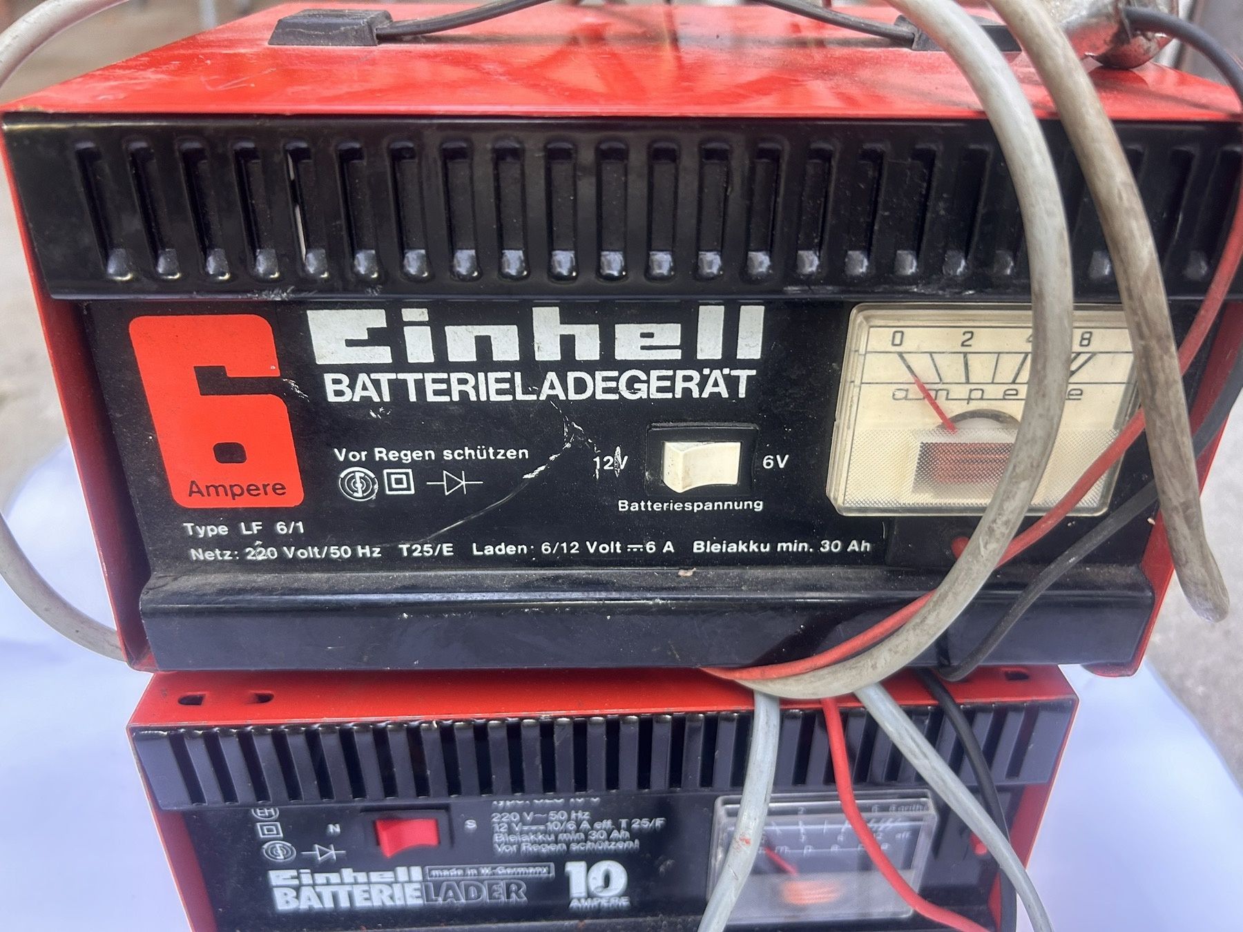 Зарядно устройство за акумулатор 6 и 12V