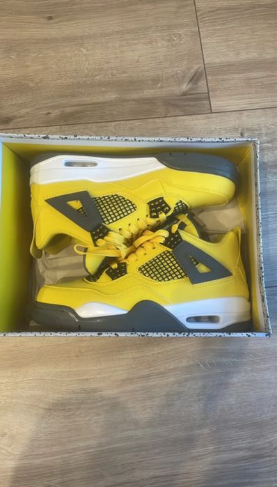 Air Jordan 4 Yellow Lightning • Size 41 • 450 lei