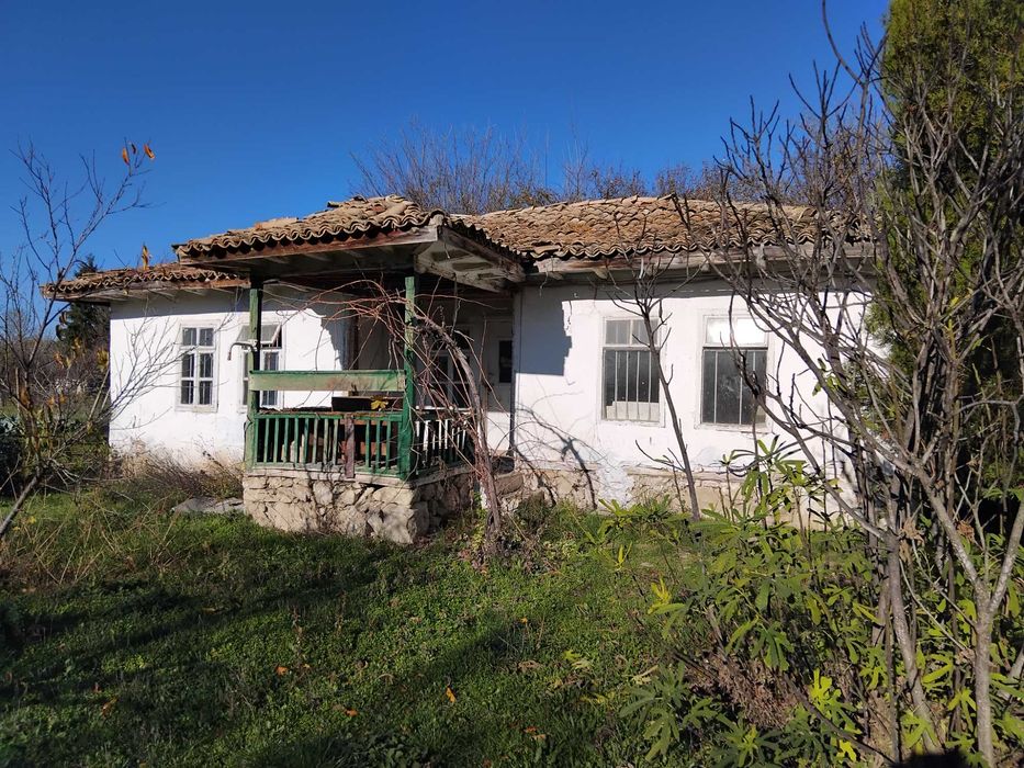 Голям двор с 3 отделни постройки