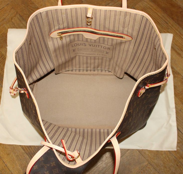 Дамската чанта Louis Vuitton Neverfull