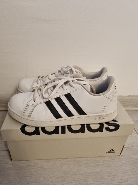 Adidas бели обувки с черни ленти 39 1/3