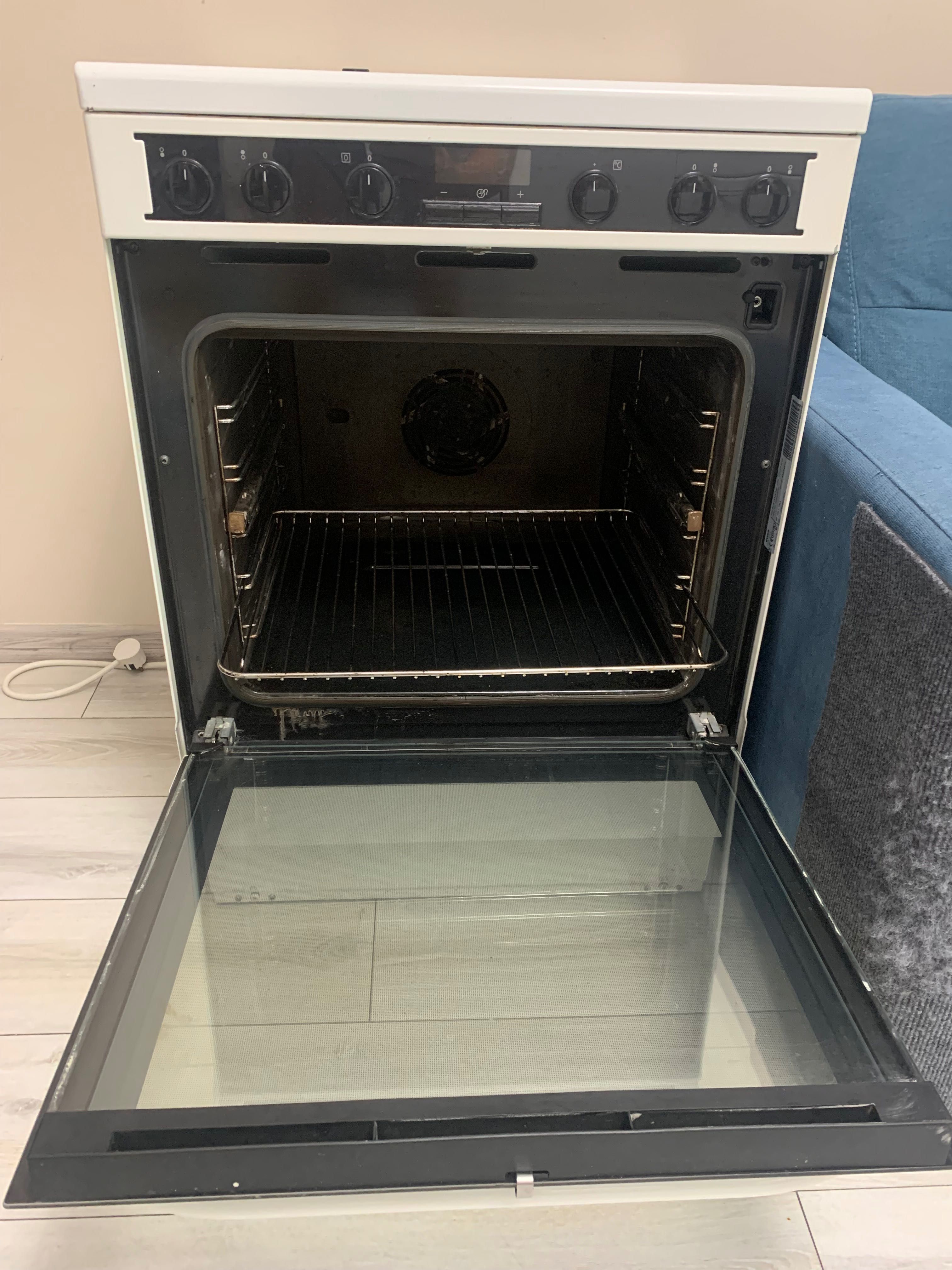 Фурна Electrolux с котлони и пуш бутони
